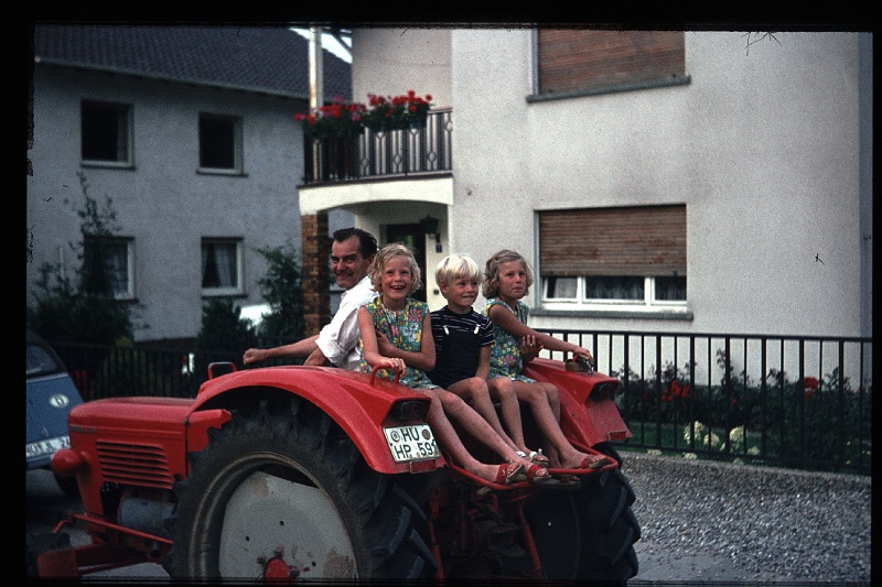 01.Gronau aug 1970 Ernst,Brigitte,Marion,Peter.JPG